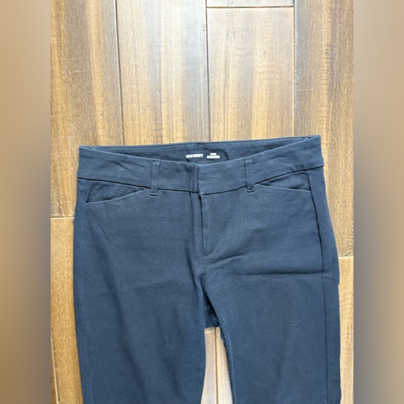 Old Navy size 2 Black Pixie Never Fade Straight Leg Slim Fit Pants Low Rise - Picture 2 of 11